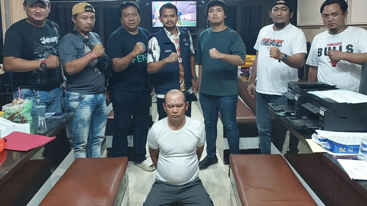 Polisi berhasil menangkap Aldian Sapta Maulana (44), seorang ayah tiri yang memerkosa anak tirinya, AP (17), hingga melahirkan. (Bachtiarudin Alam/Merdeka.com)