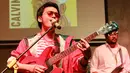 "Sebagai musisi gua harus berangkat dari apa yang pada saat gua dengar itu, nomor satu menggetarkan hati gua dan gua harus happy,” lanjutnya. (Adrian Putra/Bintang.com)