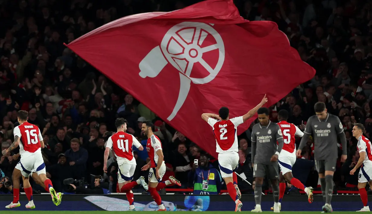 Gelandang Arsenal, Mikel Merino (tengah kanan) merayakan gol ketiga tim saat pertandingan leg pertama perempat final Liga Champions 2024/2025 melawan Real Madrid, di Stadion Emirates, London, pada 8 April 2025 atau Rabu 9 April 2025 dini hari WIB. (Adrian Dennis/AFP)
