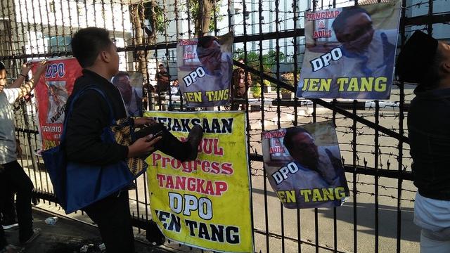 Mahasiswa Desak Kejati Sulsel Sebar Surat DPO Jentang (Liputan6.com/ Eka Hakim)