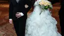 Di acara esepsi pernikahan mereka yang dihelat di Hotel Pullman, Jakarta Barat, Angel terlihat cantik dengan gaun pengantin bernuansa putih. Rudy tampak serasi dengan setelan jas hitamnya.(Deki Prayoga/Bintang.com)