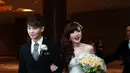 Di acara esepsi pernikahan mereka yang dihelat di Hotel Pullman, Jakarta Barat, Angel terlihat cantik dengan gaun pengantin bernuansa putih. Rudy tampak serasi dengan setelan jas hitamnya.(Deki Prayoga/Bintang.com)