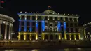 Gedung Kementerian Luar Negeri diterangi warna bendera Ukraina di Skopje, Makedonia Utara pada 24 Februari 2022. Warna kuning dan biru menerangi bangunan tersebut sebagai solidaritas setelah invasi Rusia ke Ukraina. (Robert ATANASOVSKI / AFP)