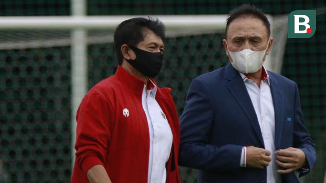 Ketua PSSI, Mochamad Iriawan bersama Direktur Teknik PSSI, Indra Sjafri, mengunjungi latihan Timnas Indonesia proyeksi SEA Games 2021 di Lapangan Panahan, Jakarta, Rabu (10/2/2021).
