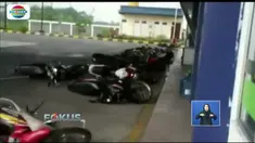 Angin puting beliung rusak SBPU di Probolinggo, Jawa Timur, hingga motor yang terparkir terjatuh.