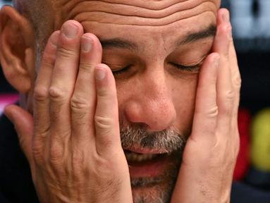Kekecewaan tak mampu ditutupi pelatih Pep Guardiola setelah gagal membawa Manchester City menjadi juara Liga Inggris 2025/2026. (AFP/Glyn Kirk)