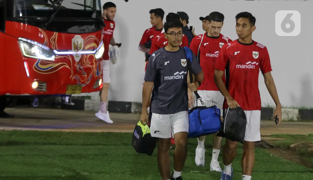 Manajer Timnas Indonesia Sumardji menegaskan, para pemain harus segera melupakan kekalahan dari Australia dan mempersiapkan diri menghadapi Bahrain dengan mental yang lebih kuat. (Liputan6.com/Herman Zakharia)