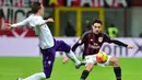Gelandang Fiorentina, Josip Ilicic (kiri) burusaha merebut bola dari kawalan gelandang AC Milan, Giacomo Bonaventura pada lanjutan Serie A Liga Italia di Stadion San Siro (17/1). AC Milan menang atas Fiorentina dengan skor 2-0. (AFP/GIUSEPPE CACACE)