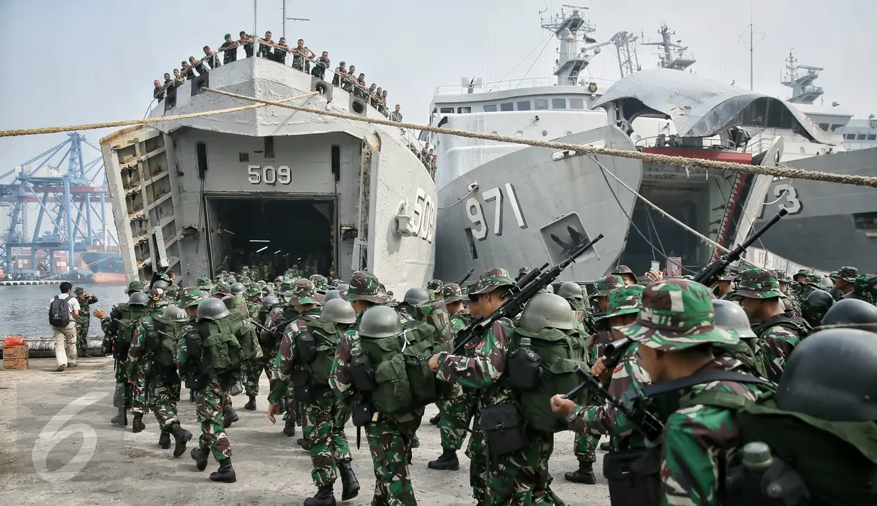 Prajurit TNI yang tergabung dalam Satgas Perbatasan mengantre naik KRI Teluk Ratai 509 di Dermaga Mako Kolinlamil, Jakarta, Rabu (27/1). 1300 prajurit diberangkatkan untuk menjaga perbatasan darat RI-Malaysia. (Liputan6.com/Faizal Fanani)