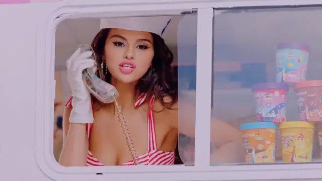 Selena Gomez di MV Ice Cream