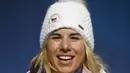 Altet Olimpiade Musim Dingin Ester Ledecka berpose memegang medali usai memenangkan lomba slalom di Olimpiade Musim Dingin 2018 di Pyeongchang, Korea Selatan (24/2). (AP Photo / Patrick Semansky)