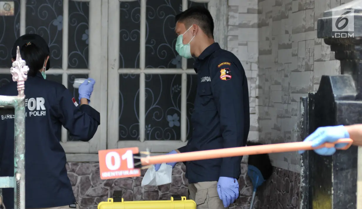 Tim Laboratorium Forensik (Labfor) Bareskrim Polri mengidentifikasi barang bukti yang ditemukan di rumah terduga teroris di Jalan Belibis V, Semper Barat, Cilincing, Jakarta, Senin (23/9/2019). Polisi menduga terduga teroris akan melakukan aksinya di kantor polisi. (merdeka.com/Iqbal Nugroho)