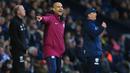 Pelatih Manchester City, Pep Guardiola, memberikan instruksi saat anak asuhnya melawan West Bromwich pada laga Premier League di Stadion The Hawthorns, West Bromwich, Sabtu (28/10/2017). West Bromwich kalah 2-3 dari City. (AFP/Lindsey Parnaby)