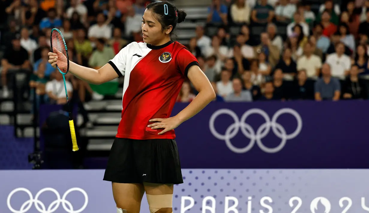 Gregoria Mariska Tunjung dari Indonesia bereaksi saat pertandingan semifinal bulu tangkis tunggal putri melawan An Se-young dari Korea Selatan dalam Olimpiade Paris 2024 di Porte de la Chapelle Arena, Paris, 4 Agustus 2024. (Luis TATO/AFP)