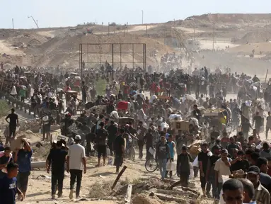 Warga Palestina yang mengungsi berkumpul untuk menerima bantuan dari titik distribusi bantuan GHF di koridor Netzarim, Jalur Gaza tengah pada 30 Juli 2025. (Eyad BABA/AFP)