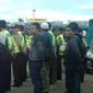 Polisi bersenjata juga bersiaga di stasiun kereta api. (Liputan6.com/Abramena)
