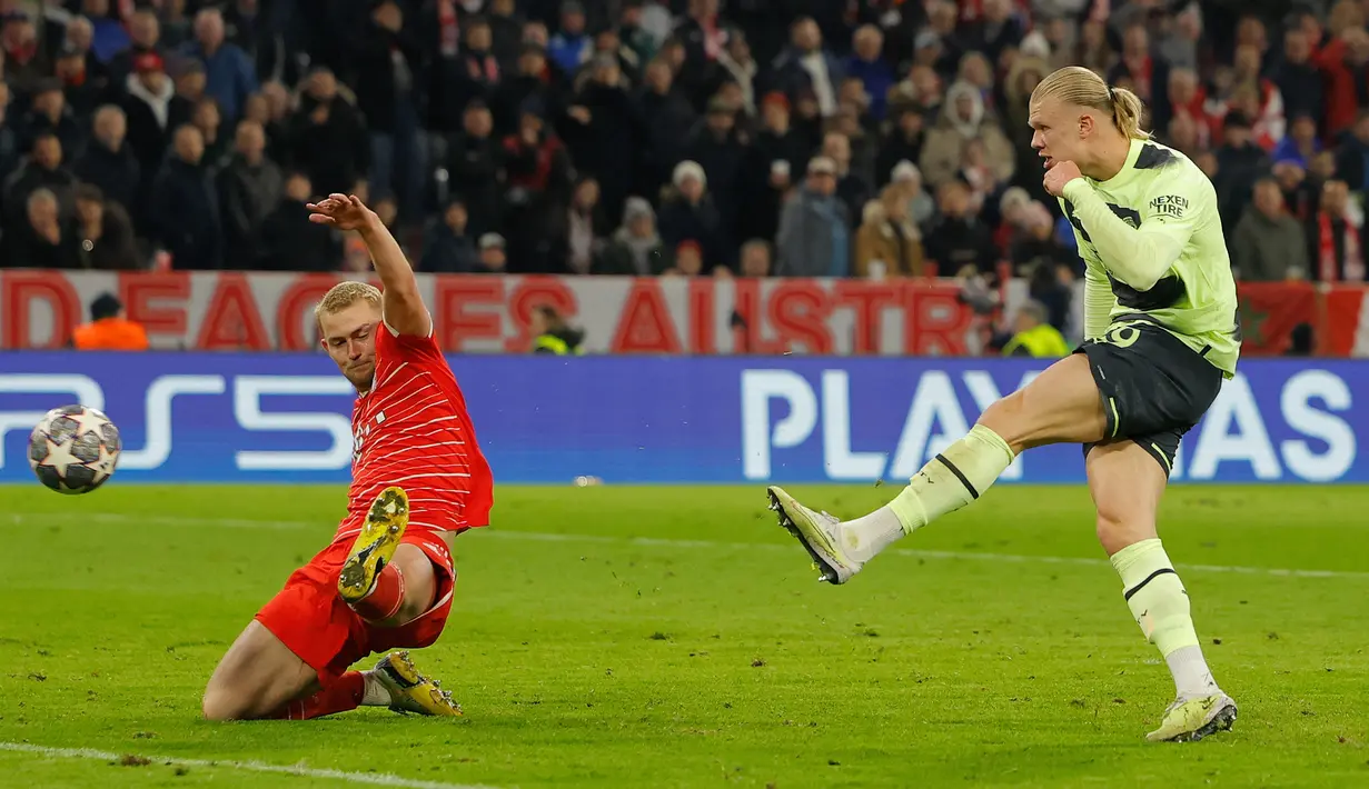 Striker Manchester City, Erling Haaland mencetak gol ke gawang Bayern Munchen pada laga leg kedua perempatfinal Liga Champions 2022/2023 di Allianz Stadium, Munich (19/4/2023). Erling Haaland hampir dipastikan akan merebut gelar top skor Liga Champions 2022/2023. Hingga babak semifinal, ia telah menyumbang 12 gol dan 1 assist dari total 10 laga. Gol terakhirnya dicetak saat Man City bermain imbang 1-1 dengan Bayern Munchen pada leg kedua perempatfinal, 19 April 2023. (AFP/Odd Andersen)