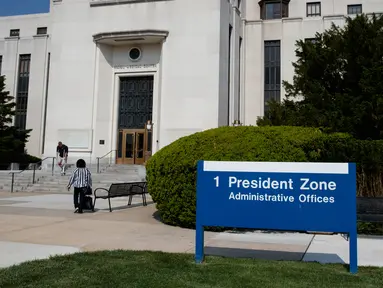 Suasana pintu masuk Pusat Medis Militer Nasional Walter Reed di Bethesda, Maryland, Senin (14/5). Gedung Putih mengumumkan Melania Trump, istri Presiden AS Donald Trump, menjalani operasi untuk menyembuhkan kondisi ginjalnya. (AP/Carolyn Kaster)
