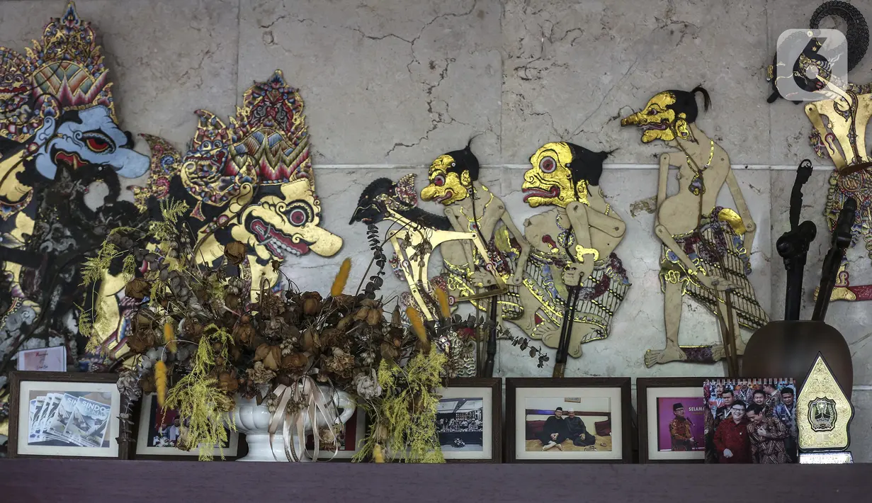 Sejumlah wayang dan foto-foto terlihat di Rumah Dinas Widya Candra tempat almarhum Menpan RB Tjahjo Kumolo dibawa dari Rumah Sakit Abdi Waluyo, Jakarta, Jumat (1/7/2022). Sebelumnya, Tjahjo Kumolo memang diketahui tengah menjalani perawatan intensih dalam beberapa hari terakhir. (Liputan6.com/Johan Tallo)