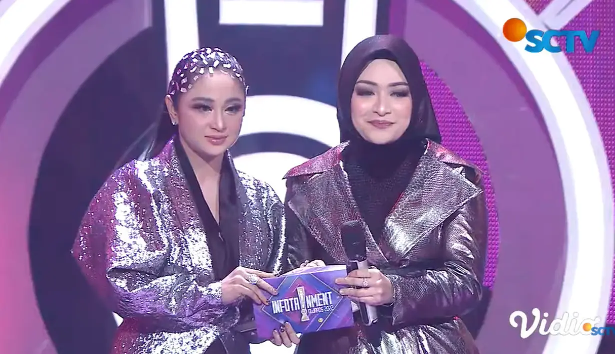 Keduanya memberi tatapan datar ke penonton sebelum mengumumkan nama pemenang.