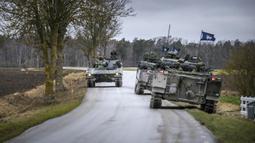 Anggota Resimen Gotland berpatroli menggunakan tank di Visby, utara Gotland, Swedia, 16 Januari 2022. Seorang kepala militer Swedia mengatakan bahwa mereka melihat peningkatan aktivitas Rusia di Laut Baltik yang membuat mereka meningkatkan kesiapannya. (Karl Melander/TT News Agency via AP)