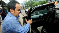 Wali Kota Serang tak banyak berkomentar saat dimintai sejumlah keterangan. Ia pun bergegas masuk ke dalam mobil. (Liputan6.com/Abdul Aziz Prastowo)