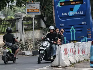 Pengendara sepeda motor nekat melawan arus lalu lintas di salah satu ruas jalan raya di Jakarta Selatan pada Kamis (12/6/2025). (Liputan6.com/Angga Yuniar)