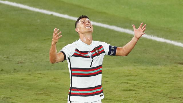 Foto Piala Eropa: Kecewa Berat Portugal Tersingkir dari Euro 2020, Cristiano Ronaldo Banting Ban Kapten