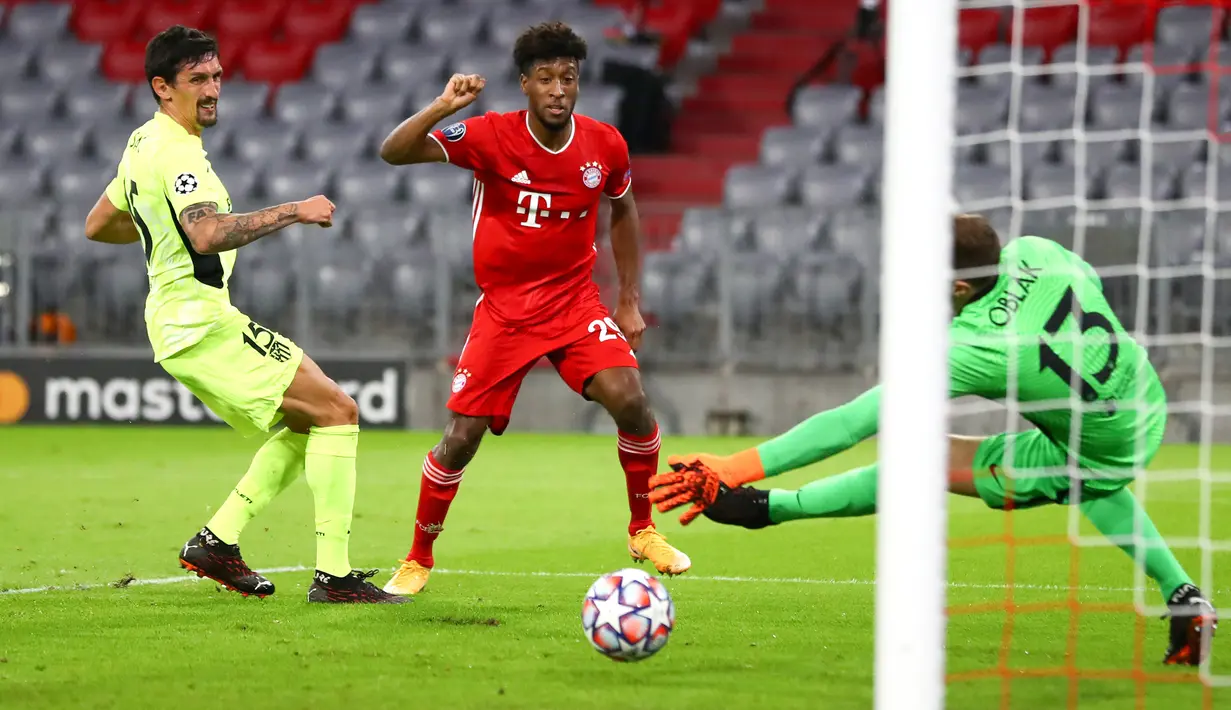 Winger Bayern Munchen, Kingsley Coman menendang bola melewati pemain Atletico Madrid Stefan Savic dan kiper Jan Oblak pada matchday pertama Grup A Liga Champions di Allianz Arena, Kamis (22/10/2020) dini hari WIB. Bayern Munchen berhasil mencukur Atletico Madrid 4-0 (AP Photo/Matthias Schrader,Pool)