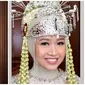 Potret Detail Penampilan Alca Octaviani Istri Bintang Emon. (Sumber: Instagram/imagenic/sistawedding)