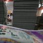 Pekerja menyusun lembaran  buku iqro di Kota Gede, Yogyakarta, (13/6). Selama bulan ramadan produksi tetap berjalan untuk memenuhi permintaan masyarakat yang ingin belajar membaca alquran dengan cepat. (Liputan6.com/Boy Harjanto)