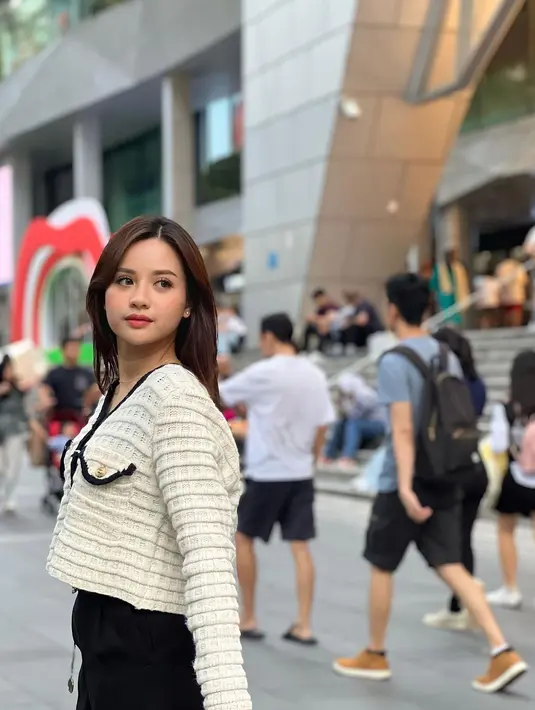 Dan di tahun 2022 perempuan berdarah batak tersebut merilis kembali singel lagu berjudul Tak Segampang Itu. (FOTO: instagram.com/anggimarito/)