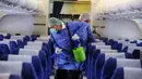 Para pekerja menyemprotkan disinfektan sebagai bagian dari langkah untuk memerangi virus corona Covid-19 di dalam sebuah pesawat di Bandara Internasional Damaskus, Suriah (16 /3/2020). (Xinhua/Ammar Safarjalani)