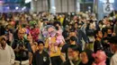 Warga memadati Car Free Night (CFN) pada malam pergantian tahun baru 2023 di kawasan Bundaran Hotel Indonesia, Jakarta, Sabtu (31/12/2022). Banyak warga yang berkumpul merayakan pergantian tahun baru sambil berswafoto, menikmati kuliner, berjalan hingga bersepeda santai. (Liputan6.com/Angga Yuniar)