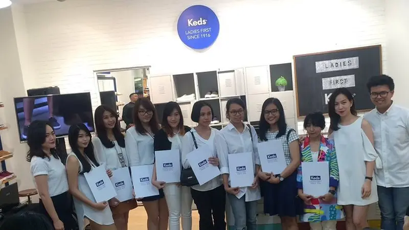 Peserta ajang kompetisi Paint The kedsstyle berfoto bersama.