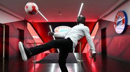 Sadio Mane jadi salah satu pemain Liga Inggris termahal sekaligus teranyar yang didatangkan oleh Bayern Munchen. Ia diboyong menuju Allianz Arena seharga 32 juta euro. Hal tersebut merupakan sebuah keberuntungan untuk Die Roten mengingat harga pasarnya adalah 70 juta euro. Sebelumnya, Mane sendiri mampu tampil mengagumkan bersama Liverpool dengan mempersembahkan beberapa gelar bergengsi seperti Liga Inggris dan Liga Champions. Ia juga mampu menjuarai Piala Afrika bersama negaranya, Senegal. (AFP/Christof Stache)