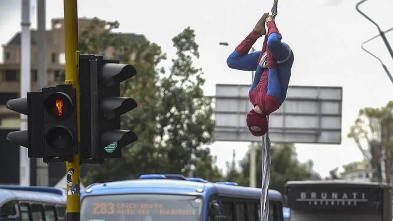Pamer Akrobat Bak Spiderman, Pria Ini Raup Rp 135 ribu per Jam