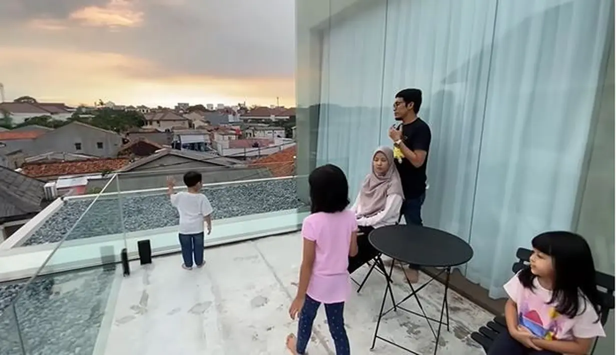 Potret mewah rumah Desta dan Natasha Rizky yang baru ditempati setahun. (Sumber: YouTube/Desta Natasha Family)