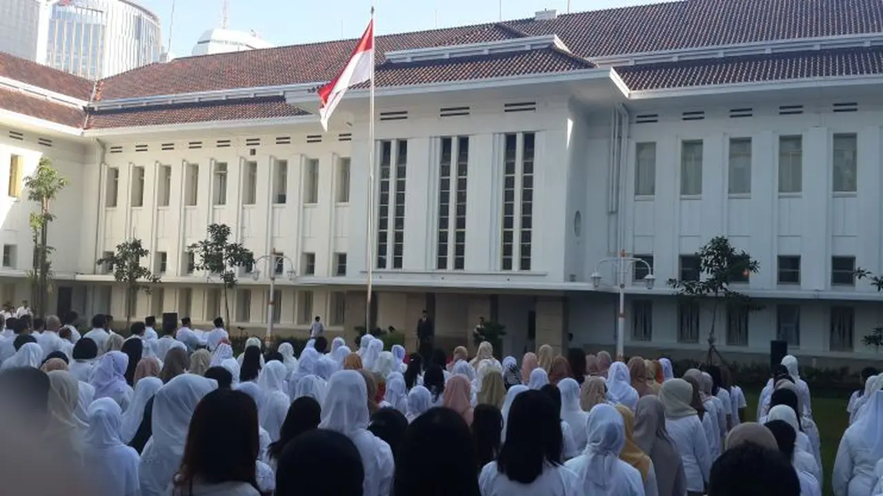 Upacara pengibaran bendera memperingati Hari Kemerdekaan Republik Indonesia ke-71 di Kementerian ESDM.