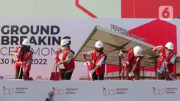 Business Development Director Agung Sedayu Group Ipang Widjoyo, CEO Commercials & Hotels Amantara, Agung Sedayu Natalia Kusumo, Wamen Pariwisata dan Ekonomi Kreatif Angela Tanoesoedibja dan Indonesia Design District Director Soesilawati saat ground breaking IDD di PIK 2, Tangerang, Banten, Senin (30/5/2022). (Liputan6.com/Angga Yuniar)