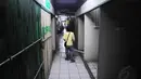 Beberapa kios sementara Blok V Pasar Senen terlihat dibiarkan kosong, Jakarta, Selasa (24/6/14). (Liputan6.com/Faizal Fanani)