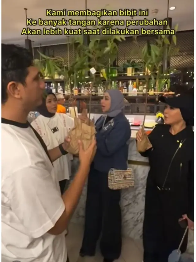 6 Potret Tantri dan Arda Bagi-bagi Bibit Pohon di Konser Amal untuk Sumatera