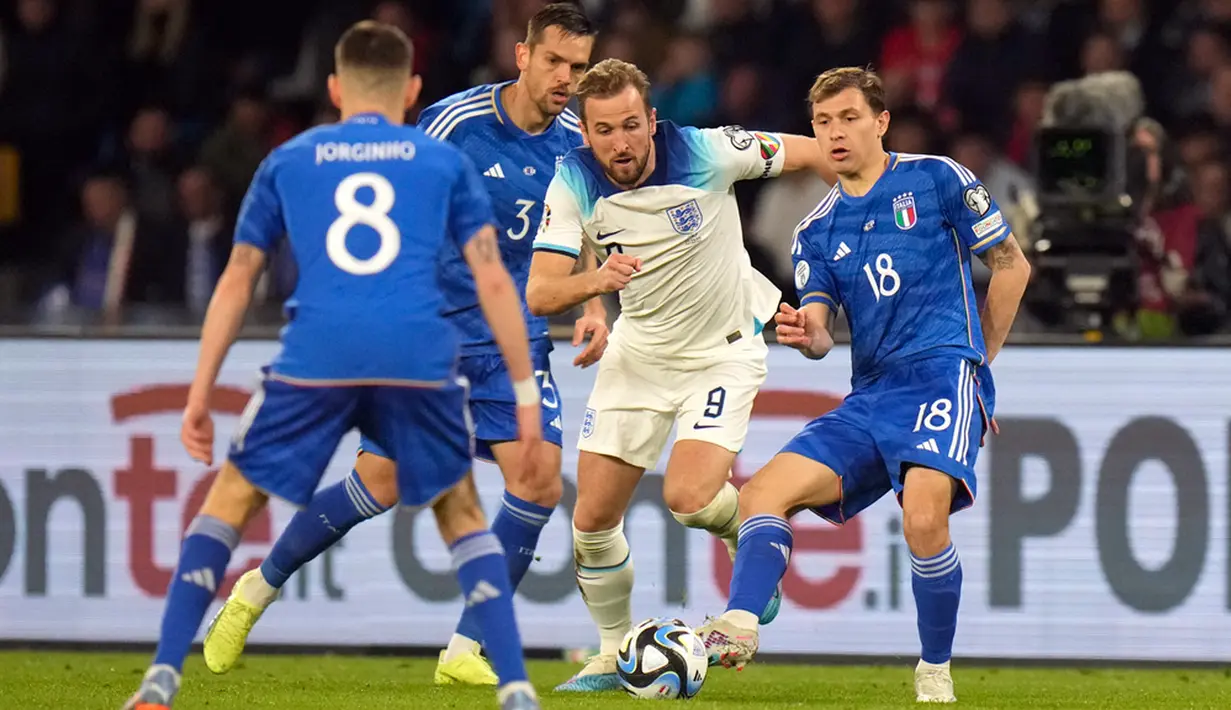 Inggris mendapat hadiah penalti pada menit ke-44 akibat Giovani Di Lorenzo menyentuh bola dengan tangan di kotak terlarang. Harry Kane sukses memperdaya Donnarumma dari titik 12 pas. (AP Photo/Alessandra Tarantino)