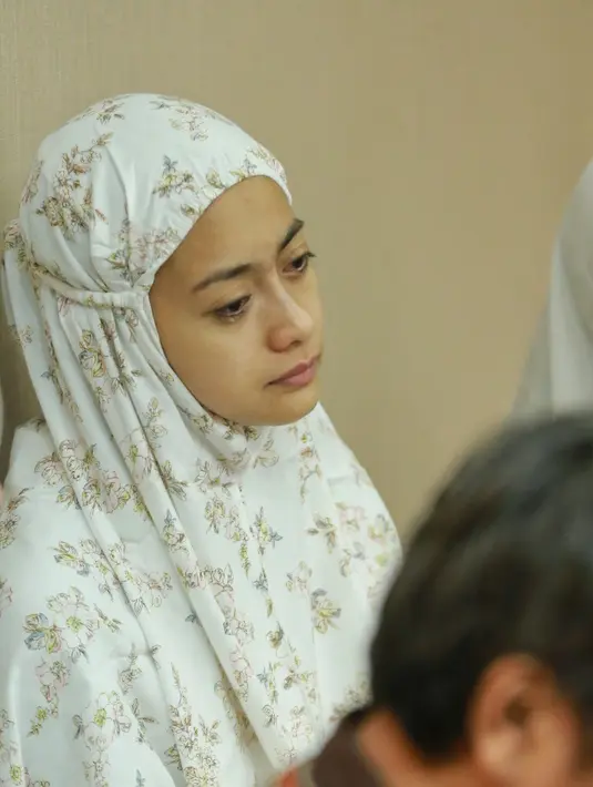 Ririn akhirnya mengikhlaskan kepergian suaminya tanpa harus bertemu dengannya lebih dulu. Ia juga mengizinkan agar sang suami lekas dimakamkan tanpa kehadirannya dan ia menyaksikan lewat sambungan video call. (Adrian Putra/Bintang.com)