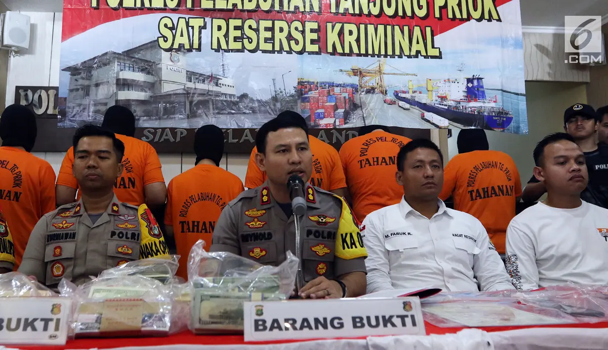 Kapolres Tanjung Priok AKBP Reynold Hutagalung (tengah) bersama jajarannya memberi ketarangan terkait kasus uang asing palsu di Polres Tanjung Priok, Jakarta, Kamis (11/7/2019). Satreskrim Polres Pelabuhan Tanjung Priok membekuk tujuh tersangka dalam kasus ini. (Liputan6.com/JohanTallo)