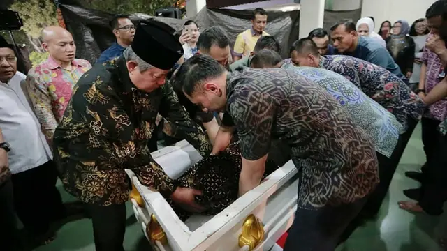 6 Momen Haru SBY Saat Antarkan Sang Bunda ke Peristirahatan Terakhir