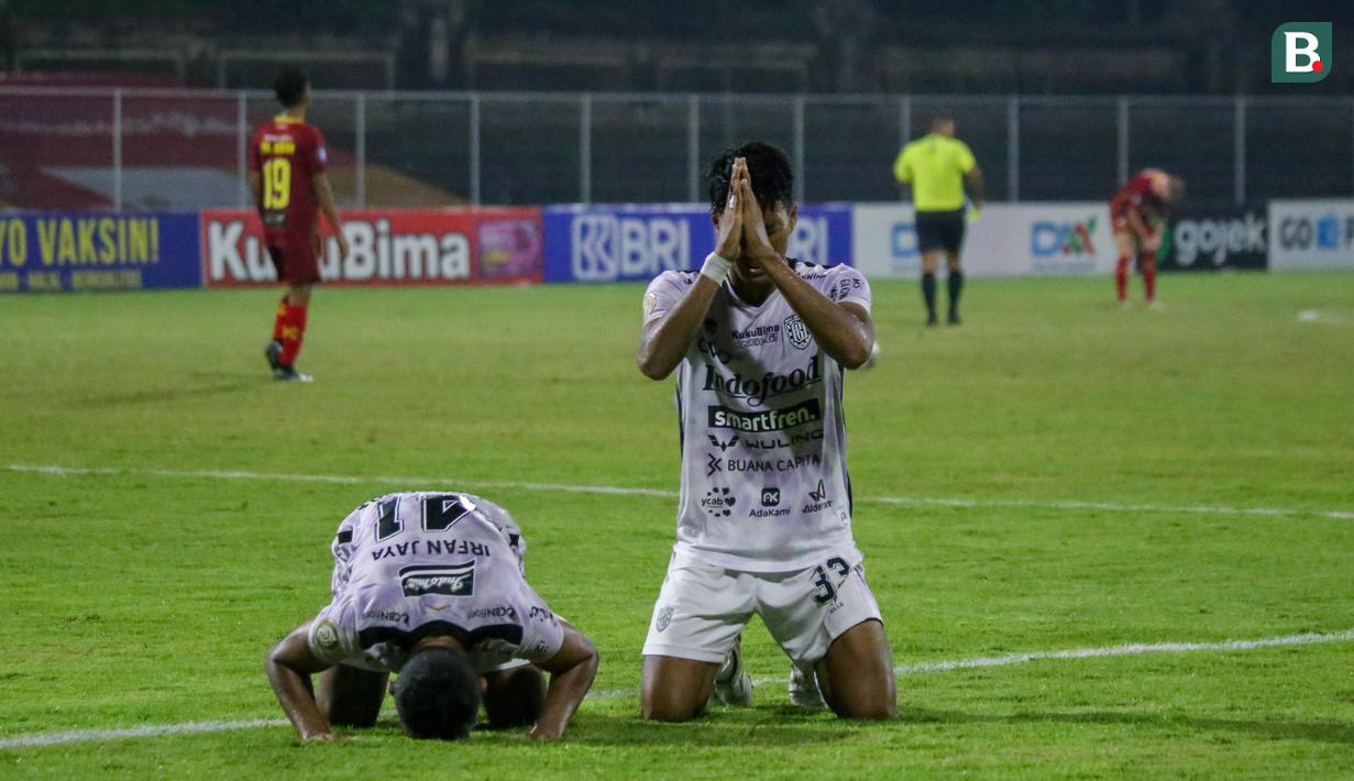 Ilija Spasojevic membuka keunggulan Bali United lewat eksekusi penalti di menit 8. Stefano Lilipaly lalu menggandakannya dengan gol yang dia cetak pada menit 12. Irfan Jaya lantas menegaskan kemenangan Bali United di menit 81. (Bola.com/Maheswara Putra)