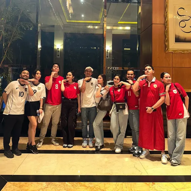 Tampil Unik Dukung Timnas, Potret Al Ghazali Pakai Jersey Gamis Saat Nonton Indonesia Vs China Bareng Calon Istri