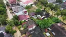 Beberapa akses vital di tiga provinsi utama: Aceh, Sumatera Utara, dan Sumatera Barat putus. Tampak foto udara menunjukkan permukiman yang terendam banjir di Medan, Sumatera Utara, Jumat 28 November 2025. (AP Photo/Binsar Bakkara)