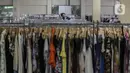 Warga memilih pakaian di salah satu pusat perbelanjaan di Jakarta, Rabu (25/3/2021). Menurut Senior Financial Planner Aidil Akbar Madjid, jika program pemerintah tidak seiring dengan upaya mendongkrak daya beli masyarakat maka pemulihan ekonomi nasional sulit terealisasi. (Liputan6.com/Johan Tallo)